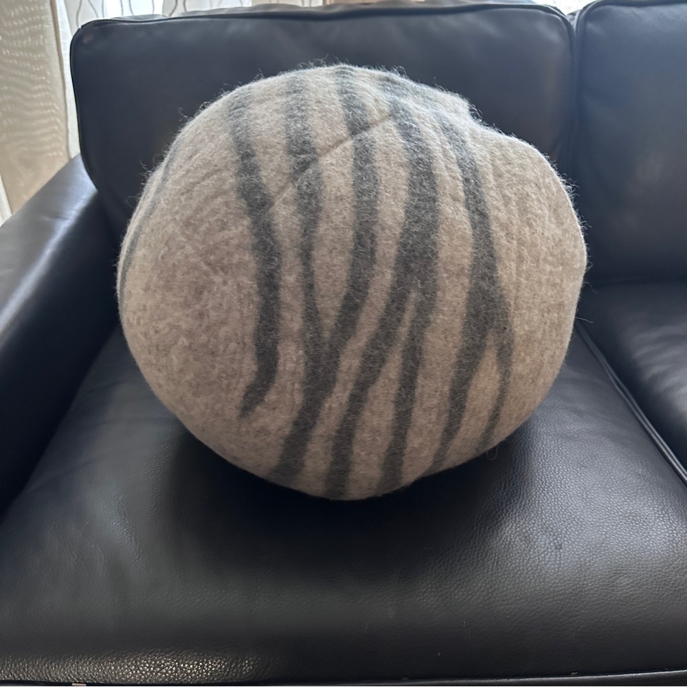 NWT Meowfia handmade wool cat cave with felt ball - size large - Picture 7 of 16